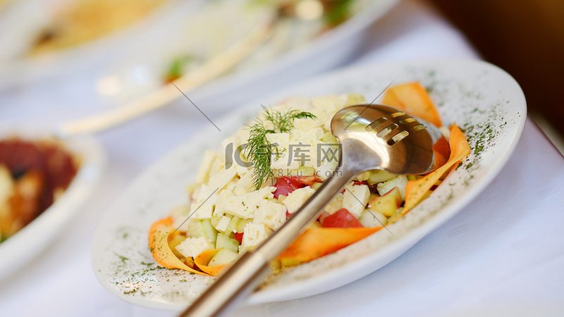 小餐饮老板该不该绕开批发市场，直接找速冻食品厂家